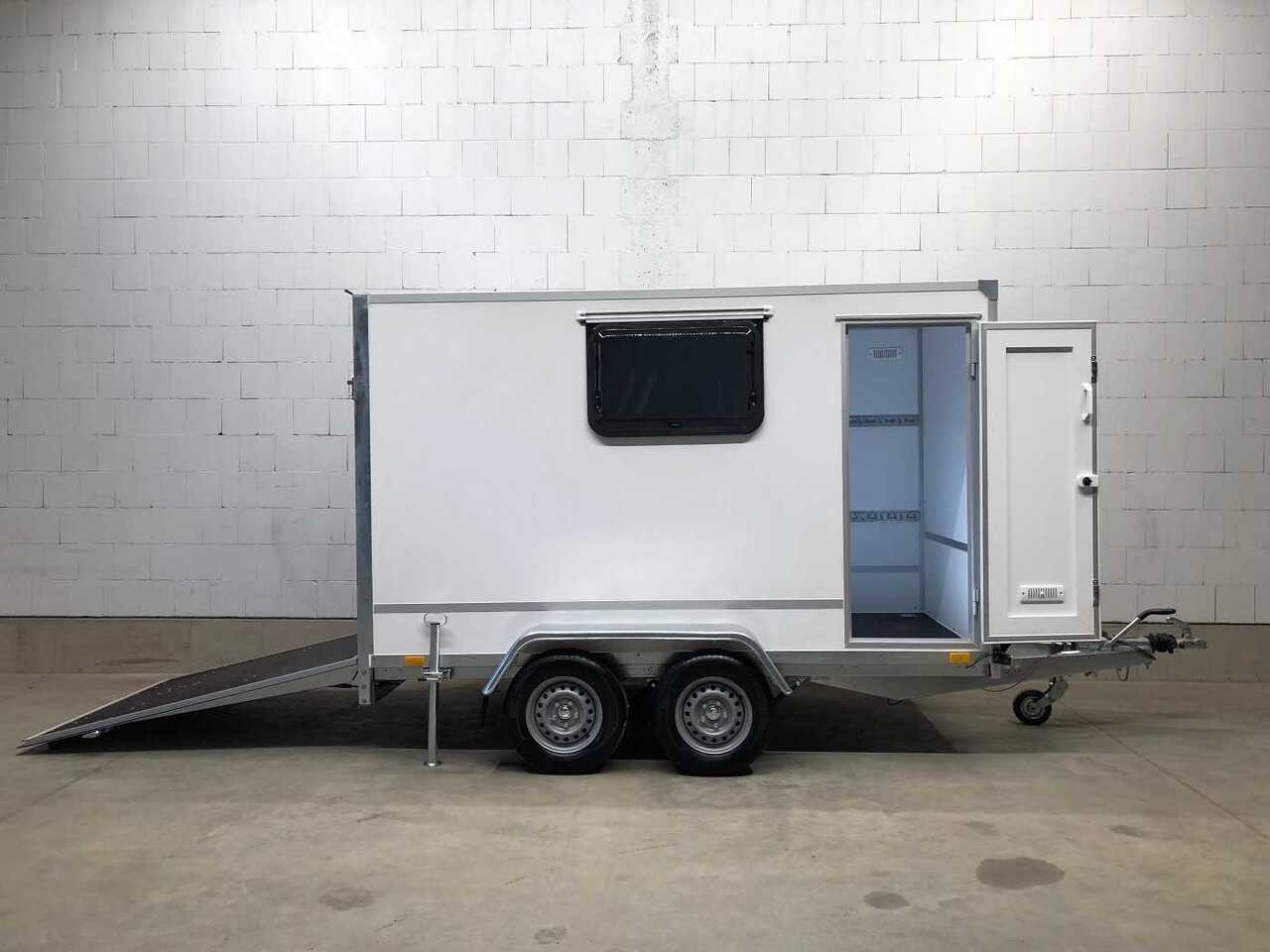 Mini Camper Kofferanhänger isoliert Fenster Koffer Anhänger neu kaufen, ID:  7890124