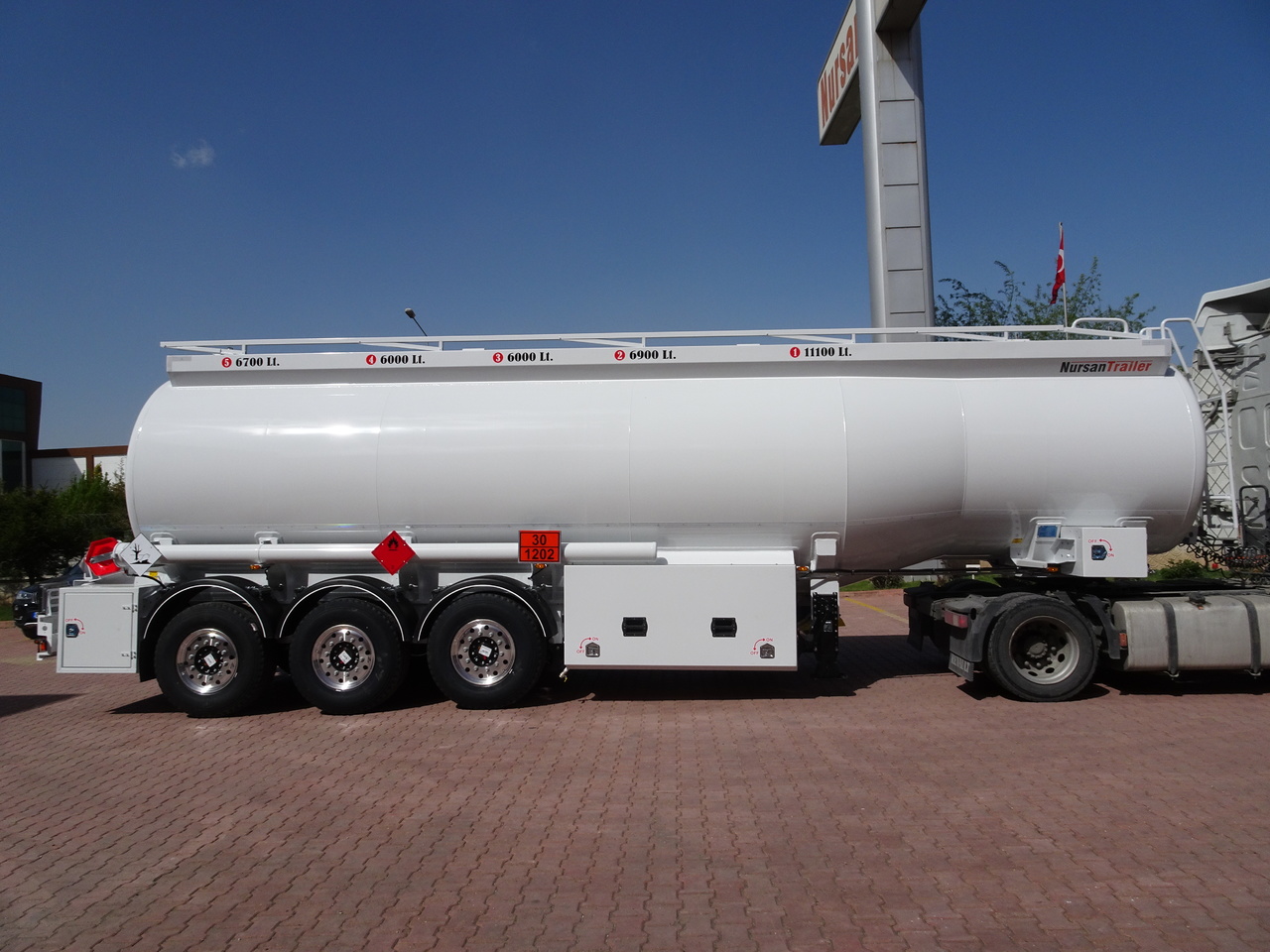NEU: Tankauflieger Für die Beförderung von Kraftstoff NURSAN Aluminium Fuel Tanker: das Bild 3