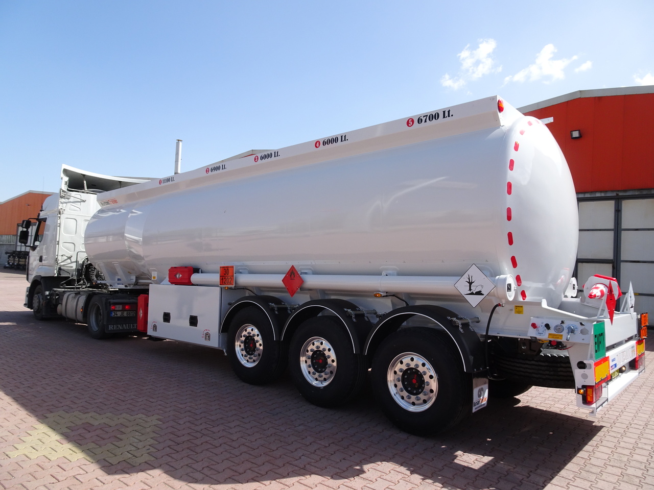 NEU: Tankauflieger Für die Beförderung von Kraftstoff NURSAN Aluminium Fuel Tanker: das Bild 2