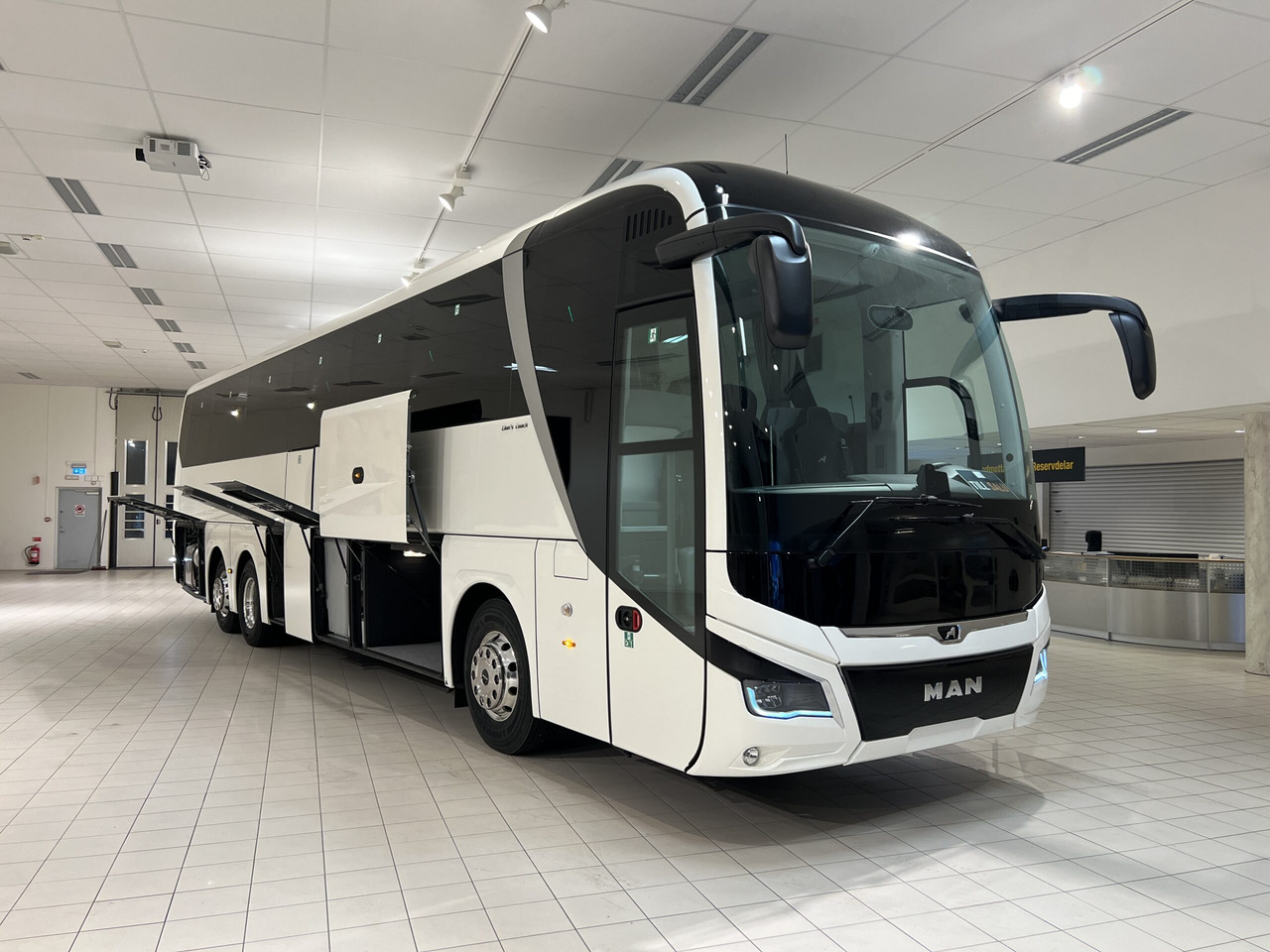 Reisebus MAN Lions Coach R08 Euro 6E (Dark-Blue Edition): das Bild 48