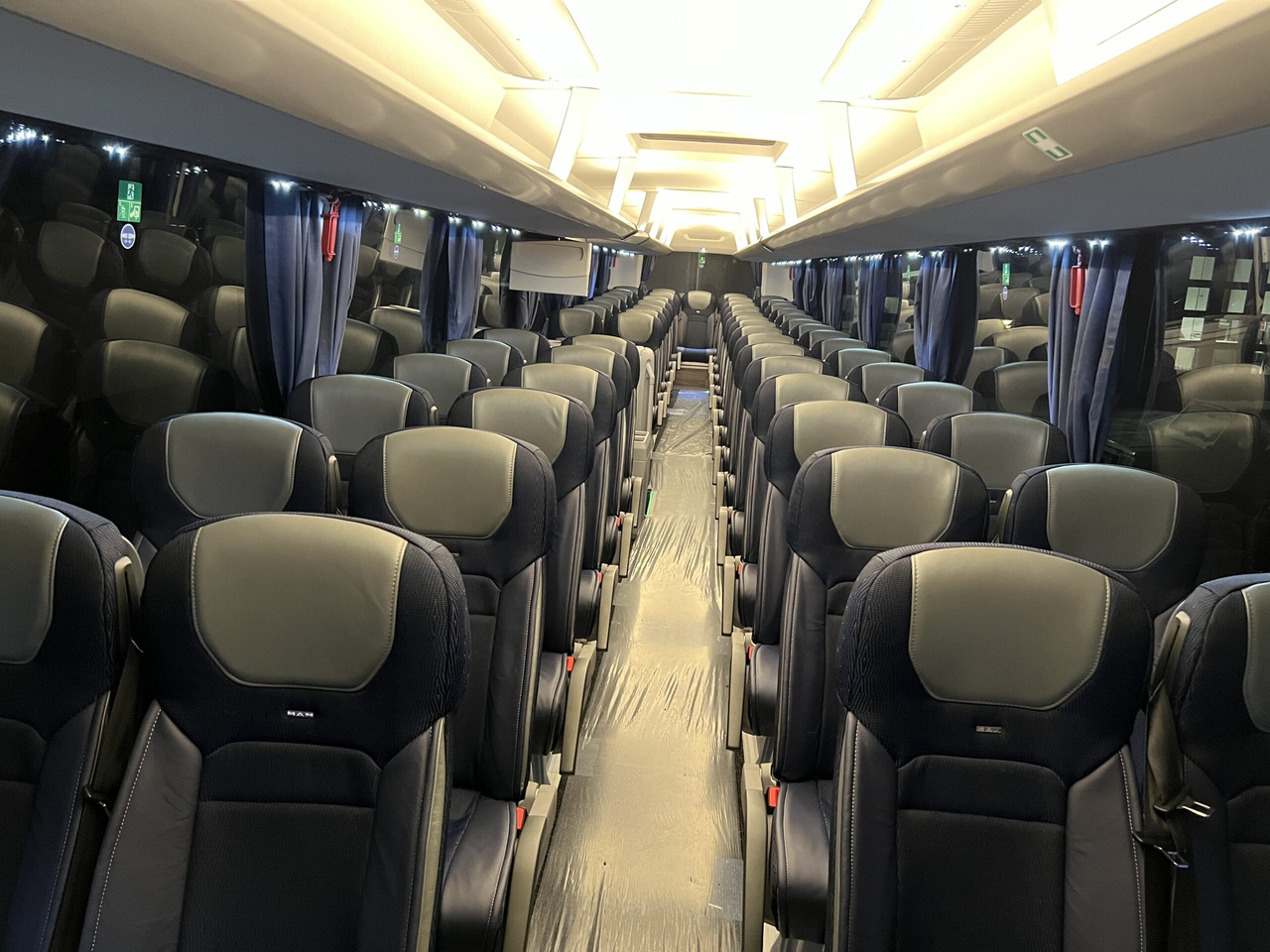 Reisebus MAN Lions Coach R08 Euro 6E (Dark-Blue Edition): das Bild 15