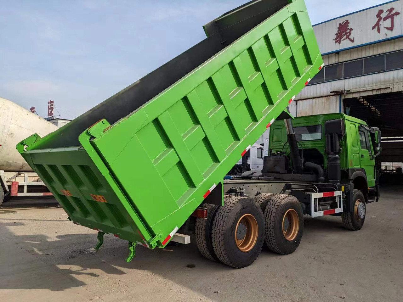Kipper SINOTRUK HOWO 6x4 drive tipper lorry China 10 wheeler dump truck with bumper: das Bild 6