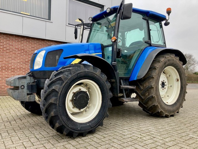 Traktor New Holland T5060: das Bild 2