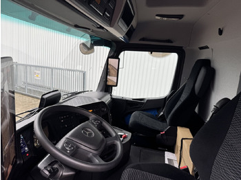 Innenraum Bild 1: Mercedes-Benz Arocs 2651 L 6x6 Arocs 2651 L 6x6, HydroDrive, MirrorCam, Massage-Sitz, Motorabtrieb - Leasing Mercedes-Benz Arocs 2651 L 6x6 Arocs 2651 L 6x6, HydroDrive, MirrorCam, Massage-Sitz, Motorabtrieb