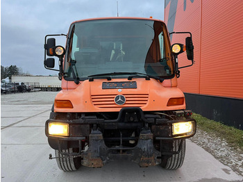 Kehrmaschine Mercedes-Benz UNIMOG U 300 4x4 TRILETY SK / 6918 hours: das Bild 3