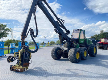 JOHN DEERE Harvester