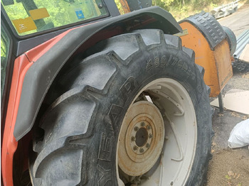 Traktor Massey Ferguson 383: das Bild 4