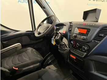 Innenraum Bild 1: Pritsche Transporter Iveco 65C18 3.0 Automaat Open Laadbak / Mobiele Werkplaats / Bott Inrichting / Euro 6 / Airco / Cruise Control / Trekhaak / Camera / 3-Zits / 55.400 KM !! C-Rijbewijs !!