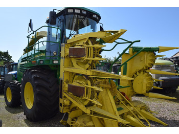 JOHN DEERE 7400 Feldhäcksler