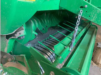 Rundballenpresse JOHN DEERE V461M: das Bild 2
