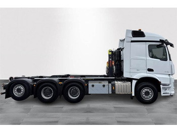 Abrollkipper Mercedes-Benz AROCS 3253 8x4 Koukkuauto: das Bild 4