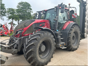 VALTRA Traktor