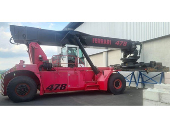 Reach stacker