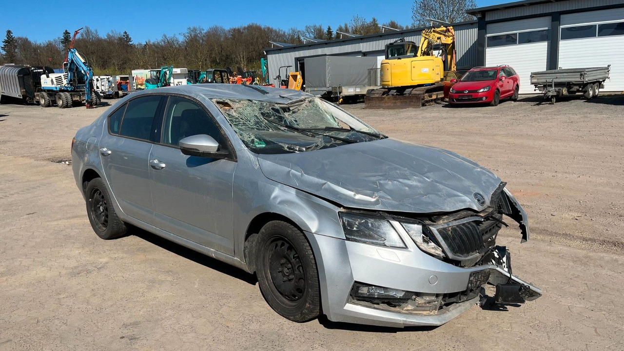 Skoda Octavia Lim. Ambition Unfall - PKW: das Bild 3 Skoda Octavia Lim. Ambition Unfall - PKW: das Bild 3