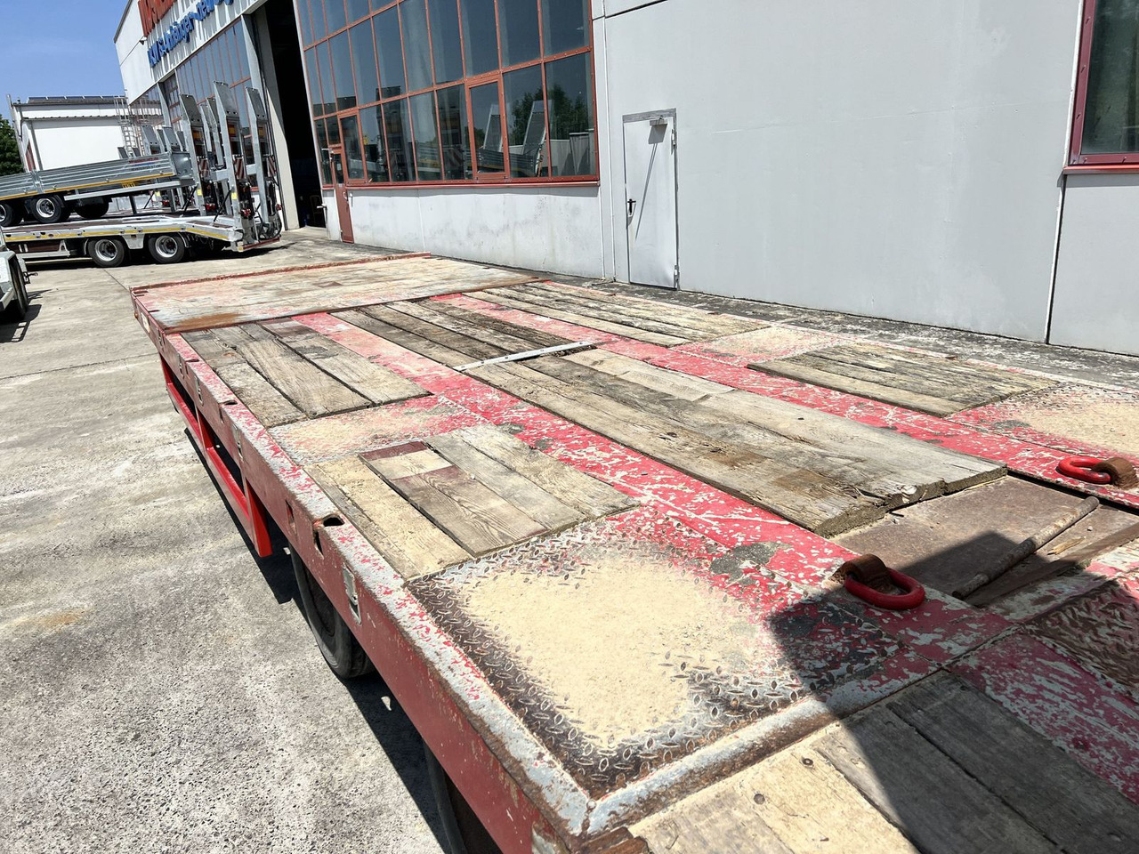 3 Achs Tiefladeranhänger mit gerader Ladefläche - Tieflader Anhänger: das Bild 4 3 Achs Tiefladeranhänger mit gerader Ladefläche - Tieflader Anhänger: das Bild 4