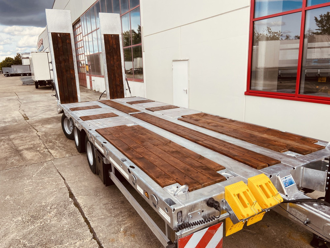 Möslein TT 28 Tridem- Tieflader 3 Achs, gelenktNeufahrzeug - Tieflader Anhänger: das Bild 3 Möslein TT 28 Tridem- Tieflader 3 Achs, gelenktNeufahrzeug - Tieflader Anhänger: das Bild 3