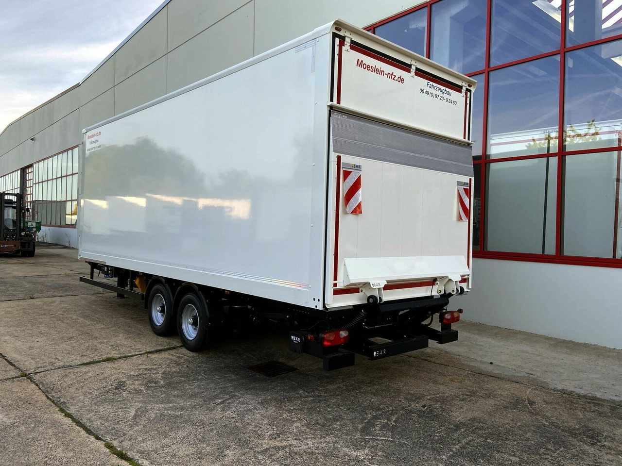 Möslein Tandem Koffer, Ladebordwand 1,5 t + Durchladbar - Koffer Anhänger: das Bild 5 Möslein Tandem Koffer, Ladebordwand 1,5 t + Durchladbar - Koffer Anhänger: das Bild 5