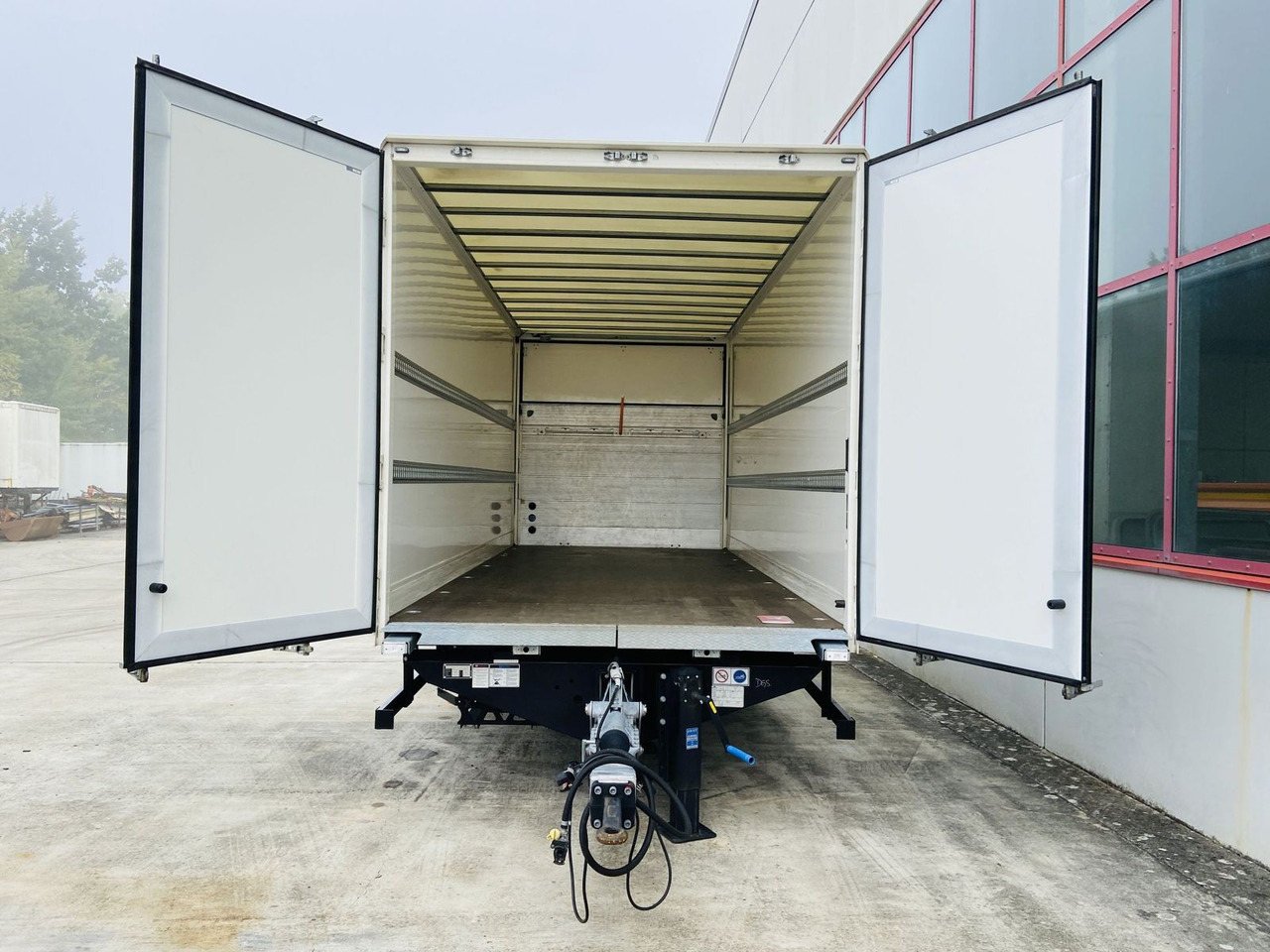 Möslein Tandem Koffer, Ladebordwand 1,5 t + Durchladbar - Koffer Anhänger: das Bild 5 Möslein Tandem Koffer, Ladebordwand 1,5 t + Durchladbar - Koffer Anhänger: das Bild 5