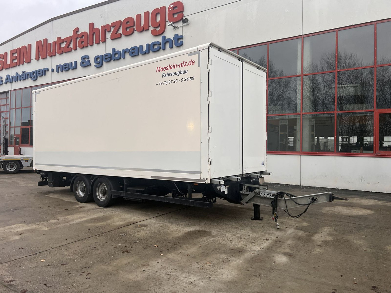Möslein Tandem Koffer mit Ladebordwand 1,5 t + Durchlad - Koffer Anhänger: das Bild 2 Möslein Tandem Koffer mit Ladebordwand 1,5 t + Durchlad - Koffer Anhänger: das Bild 2