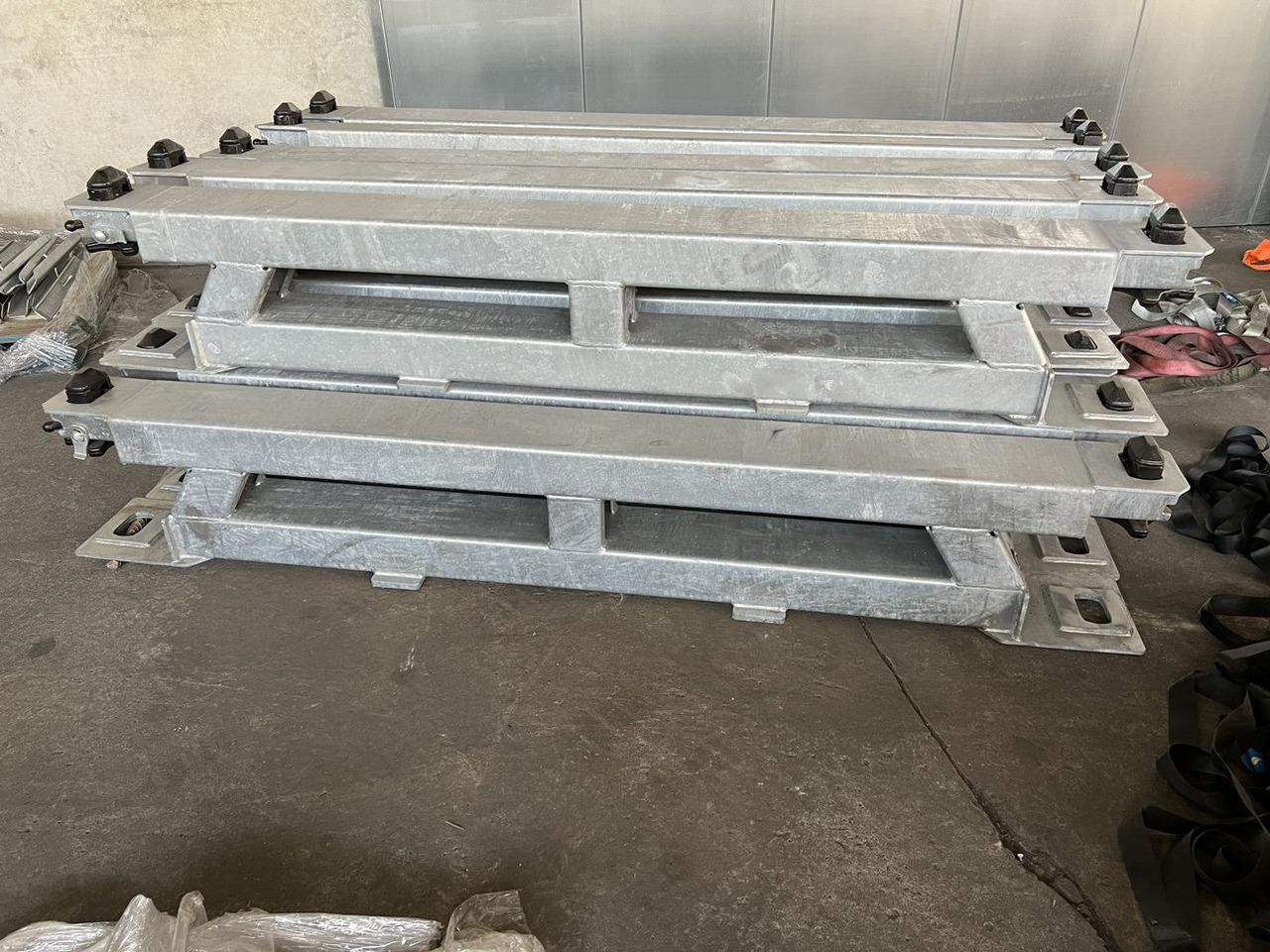 Müller Mitteltal Ausgleichsbock für Satteltieflader incl. Conatinerverschlüssen - Tieflader Auflieger: das Bild 2 Müller Mitteltal Ausgleichsbock für Satteltieflader incl. Conatinerverschlüssen - Tieflader Auflieger: das Bild 2
