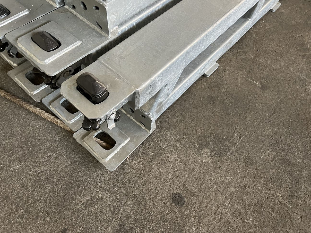 Müller Mitteltal Ausgleichsbock für Satteltieflader incl. Conatinerverschlüssen - Tieflader Auflieger: das Bild 5 Müller Mitteltal Ausgleichsbock für Satteltieflader incl. Conatinerverschlüssen - Tieflader Auflieger: das Bild 5