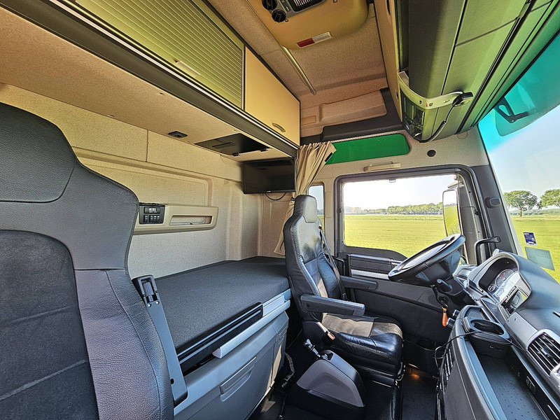 Innenraum Bild 3: Fahrgestell LKW MAN 26.500 TGX XXL 6X2-4 LL WB420