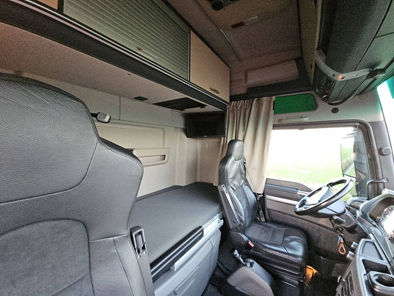 Innenraum Bild 2: MAN 26.500 TGX XXL 6X2-4 LL WB420 - Leasing MAN 26.500 TGX XXL 6X2-4 LL WB420
