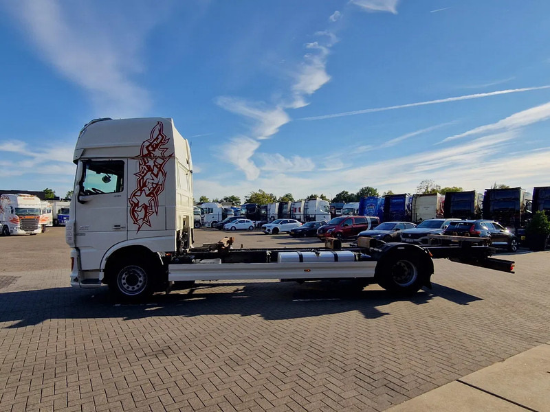 DAF XF 410 SuperSpaceCab 4x2 BDF - Retarder - Full air - 5.70 WB - Containerwagen/ Wechselfahrgestell LKW: das Bild 4 DAF XF 410 SuperSpaceCab 4x2 BDF - Retarder - Full air - 5.70 WB - Containerwagen/ Wechselfahrgestell LKW: das Bild 4