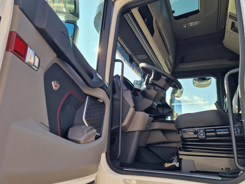 NEU: Sattelzugmaschine Scania 590S V8 NGS Highline 4x2 - New - Facelift - Full spec - Retarder - Leather - Full air: das Bild 9