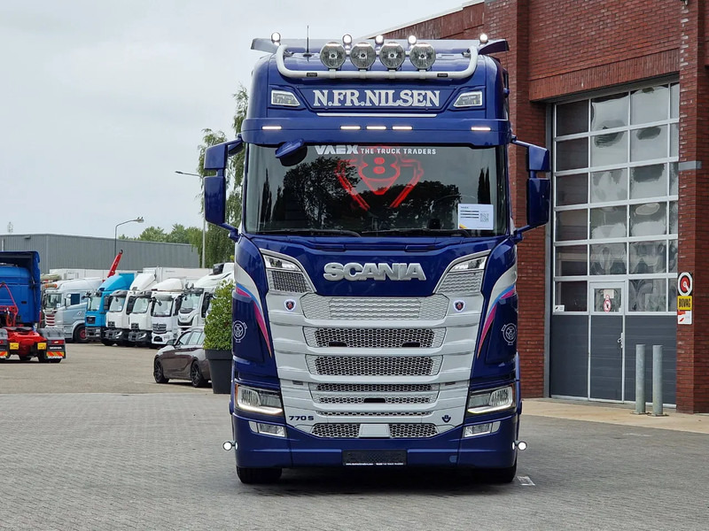Scania 770S V8 NGS Highline 6x2 - Show truck - Special paint - Custom interior - Retarder - Full air - Night clima - Sattelzugmaschine: das Bild 2 Scania 770S V8 NGS Highline 6x2 - Show truck - Special paint - Custom interior - Retarder - Full air - Night clima - Sattelzugmaschine: das Bild 2