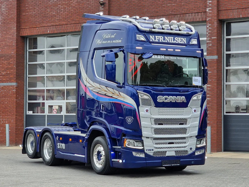Scania 770S V8 NGS Highline 6x2 - Show truck - Special paint - Custom interior - Retarder - Full air - Night clima - Sattelzugmaschine: das Bild 1 Scania 770S V8 NGS Highline 6x2 - Show truck - Special paint - Custom interior - Retarder - Full air - Night clima - Sattelzugmaschine: das Bild 1