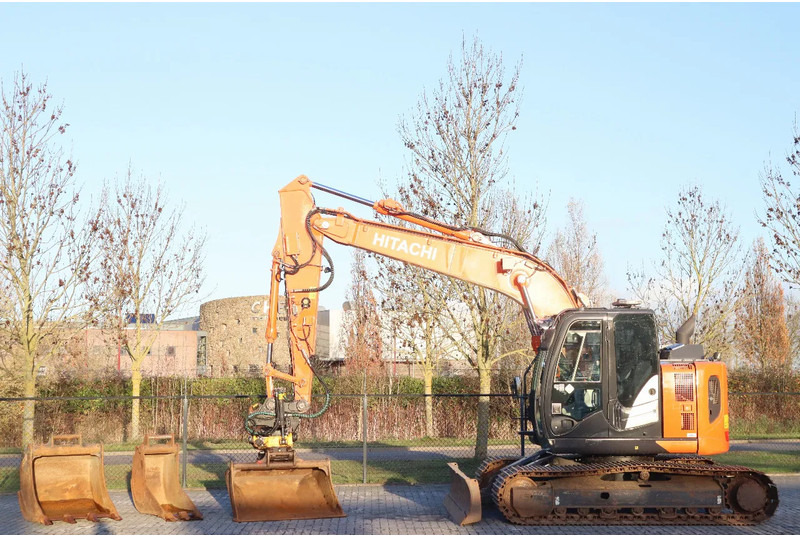 Hitachi ZX135 US-6 | ROTOTILT | DOZERBLADE | 2D GPS | 3X BUCKET - Kettenbagger: das Bild 1 Hitachi ZX135 US-6 | ROTOTILT | DOZERBLADE | 2D GPS | 3X BUCKET - Kettenbagger: das Bild 1