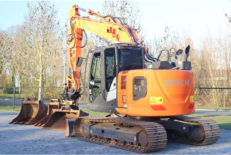 Hitachi ZX135 US-6 | ROTOTILT | DOZERBLADE | 2D GPS | 3X BUCKET - Kettenbagger: das Bild 3 Hitachi ZX135 US-6 | ROTOTILT | DOZERBLADE | 2D GPS | 3X BUCKET - Kettenbagger: das Bild 3