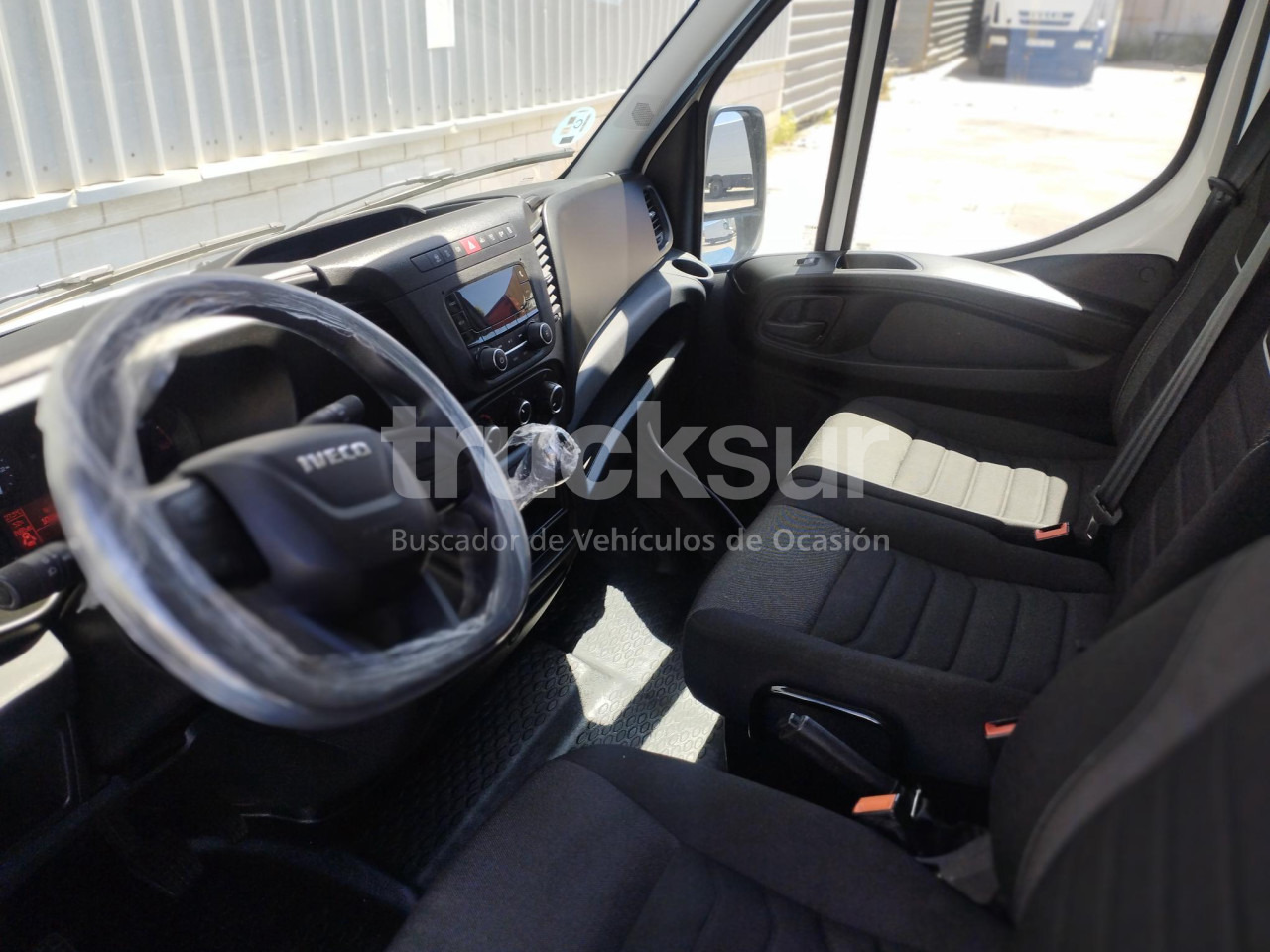 Innenraum Bild 1: IVECO DAILY 35S16 F 12M3 - Leasing IVECO DAILY 35S16 F 12M3