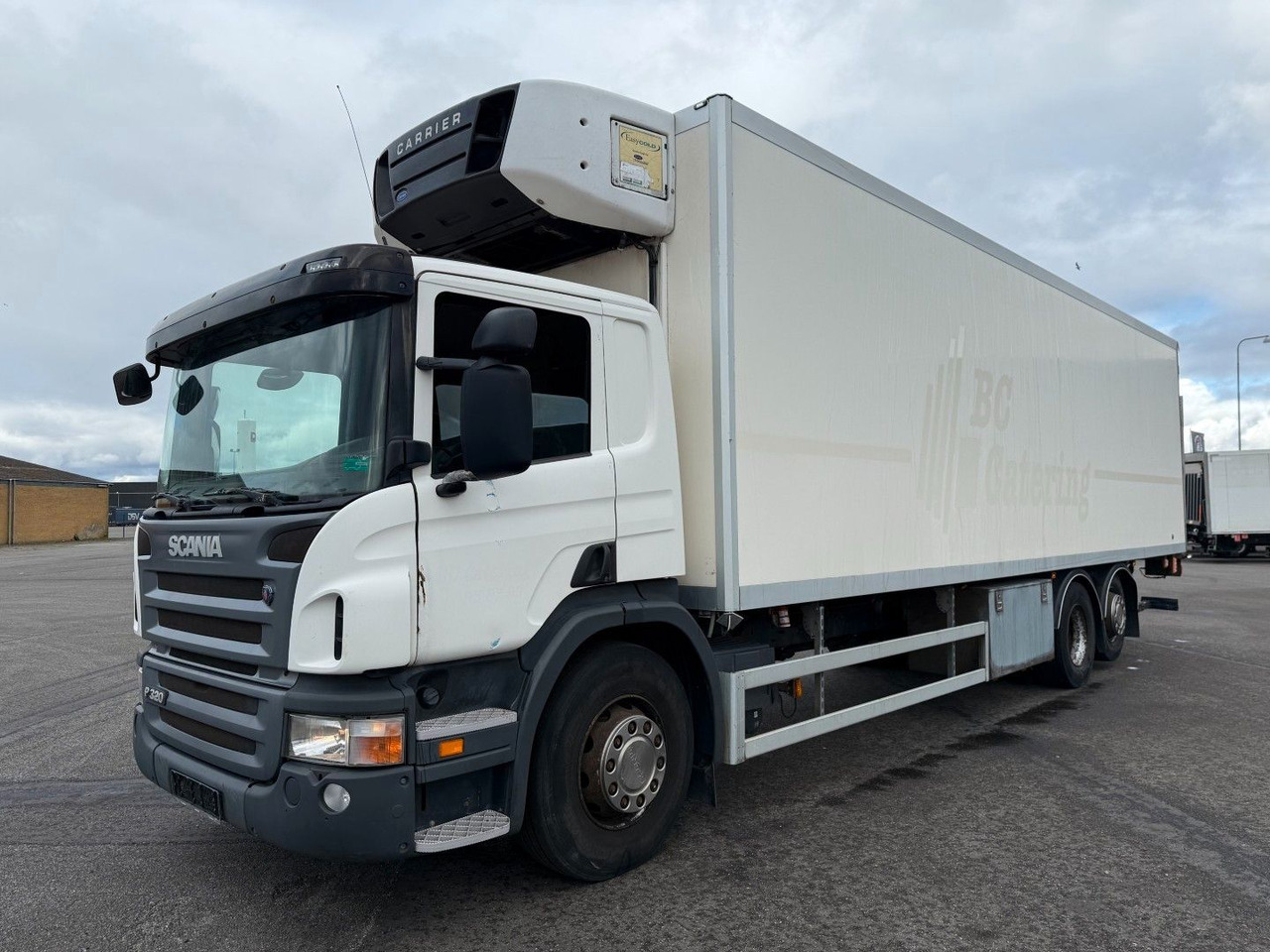 Scania P320 6x2*4 Carrier Supra 950 Mt. 9.40 m. Box - Kühlkoffer LKW: das Bild 1 Scania P320 6x2*4 Carrier Supra 950 Mt. 9.40 m. Box - Kühlkoffer LKW: das Bild 1