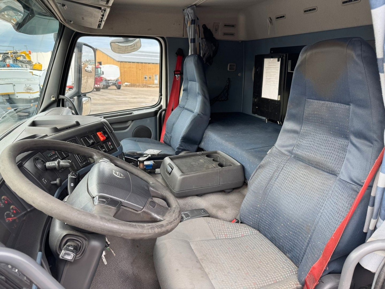 Volvo FM 440 8x2*6 24.000 l. ADR Tanktruck - Tankwagen: das Bild 5 Volvo FM 440 8x2*6 24.000 l. ADR Tanktruck - Tankwagen: das Bild 5