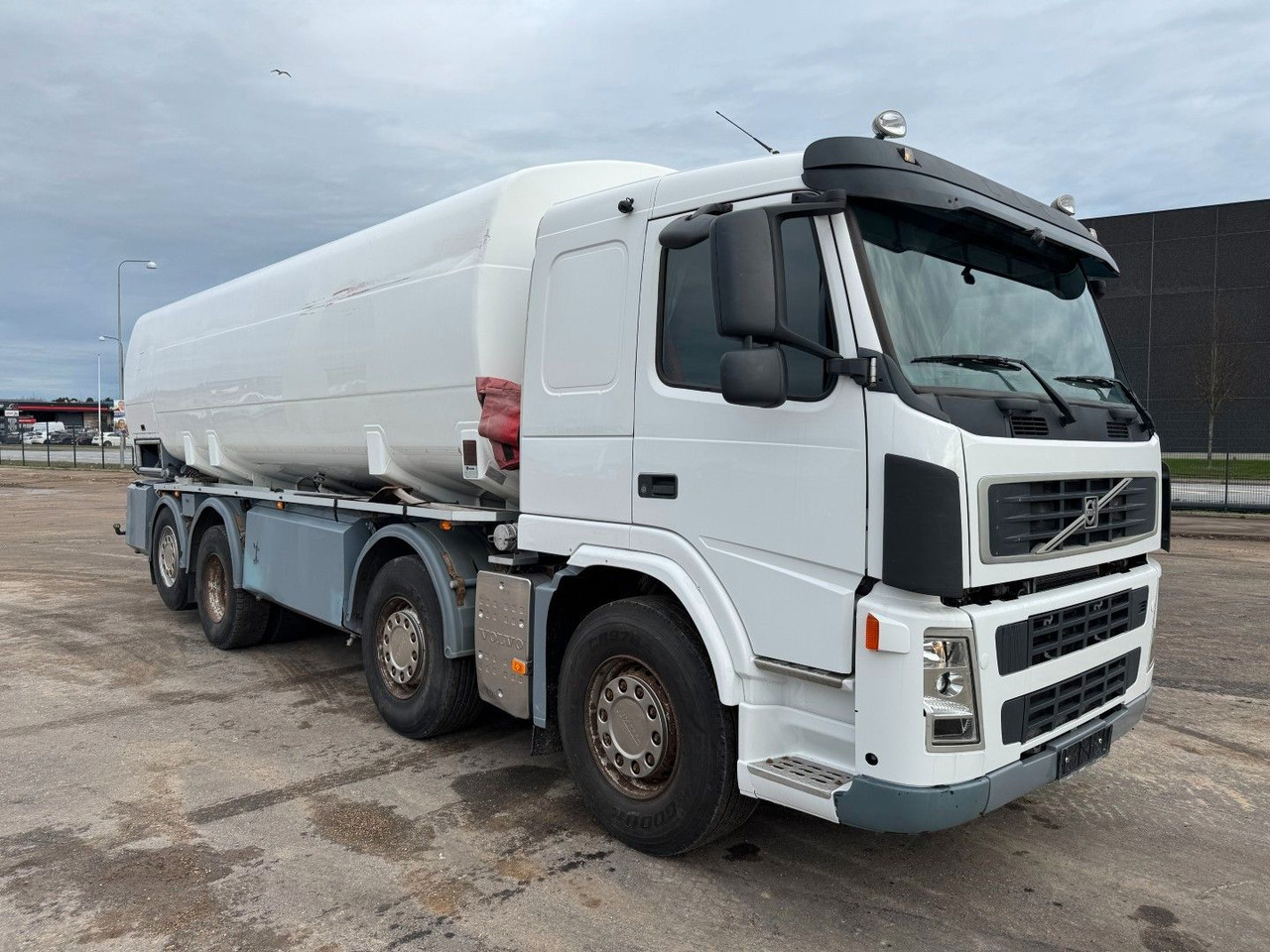 Volvo FM 440 8x2*6 24.000 l. ADR Tanktruck - Tankwagen: das Bild 2 Volvo FM 440 8x2*6 24.000 l. ADR Tanktruck - Tankwagen: das Bild 2