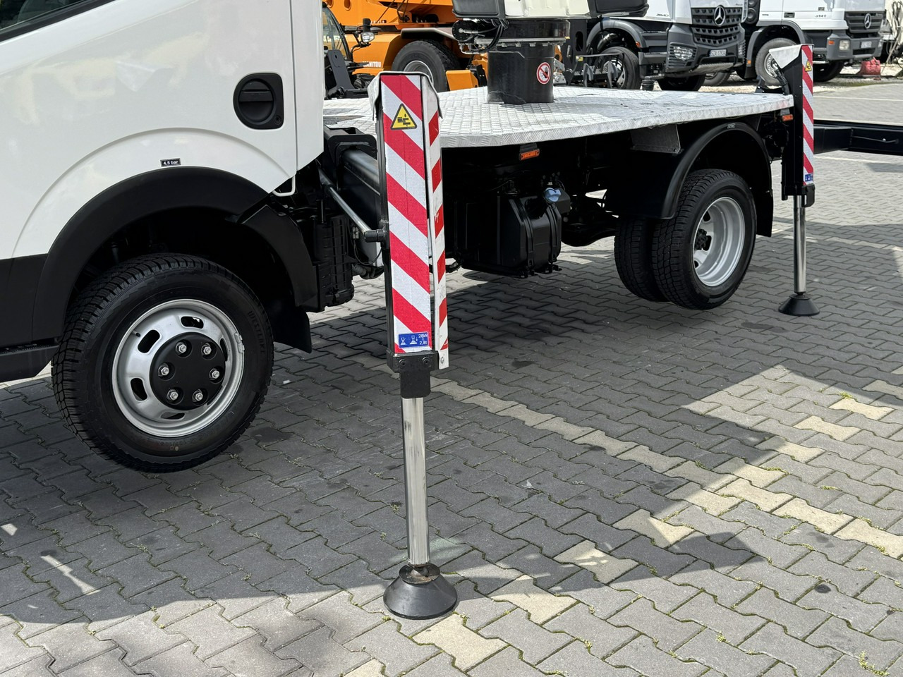 Nissan Cabstar - LKW mit Arbeitsbühne: das Bild 5 Nissan Cabstar - LKW mit Arbeitsbühne: das Bild 5