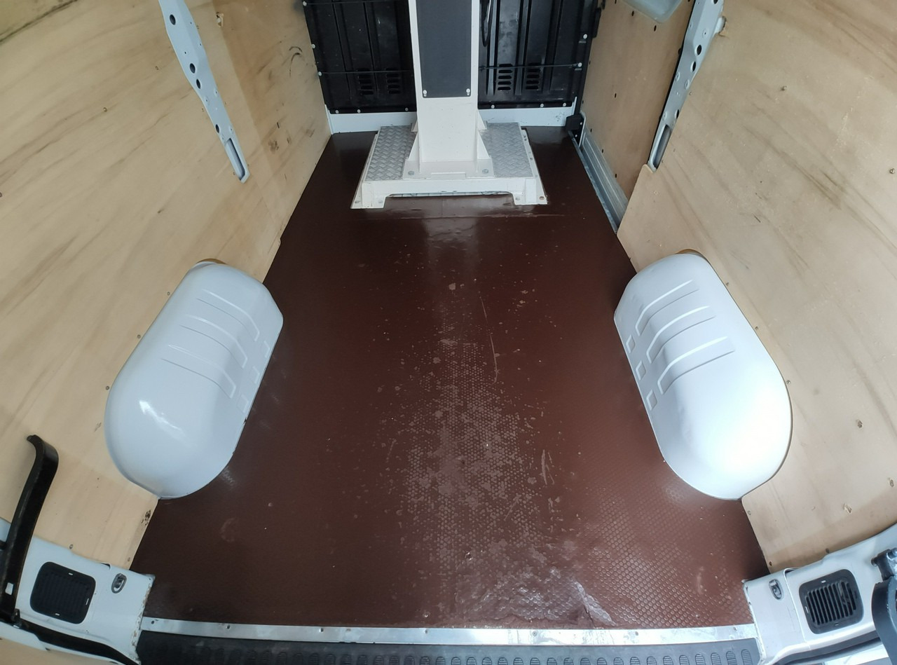 LKW mit Arbeitsbühne Renault Master: das Bild 16