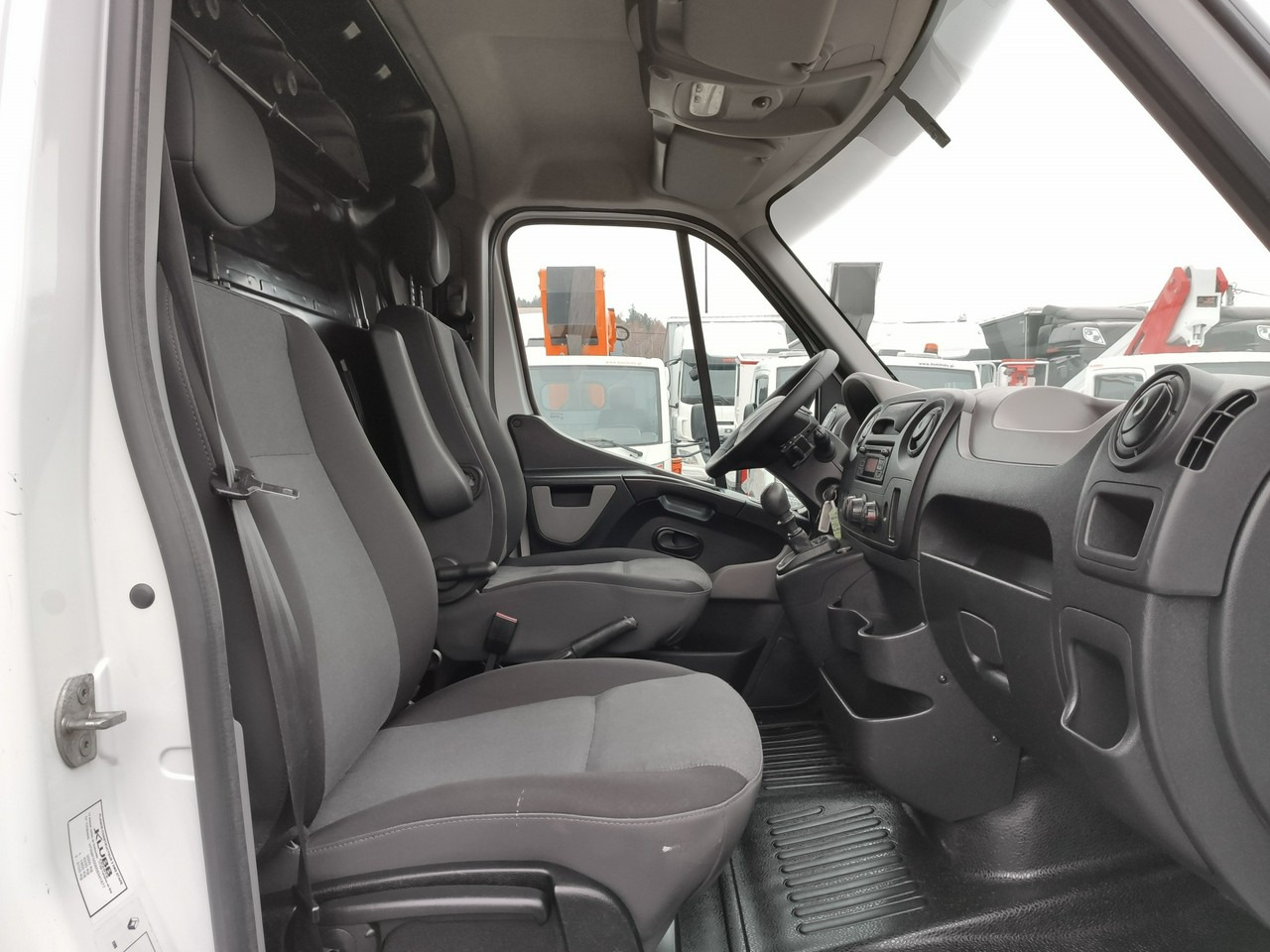 LKW mit Arbeitsbühne Renault Master: das Bild 36