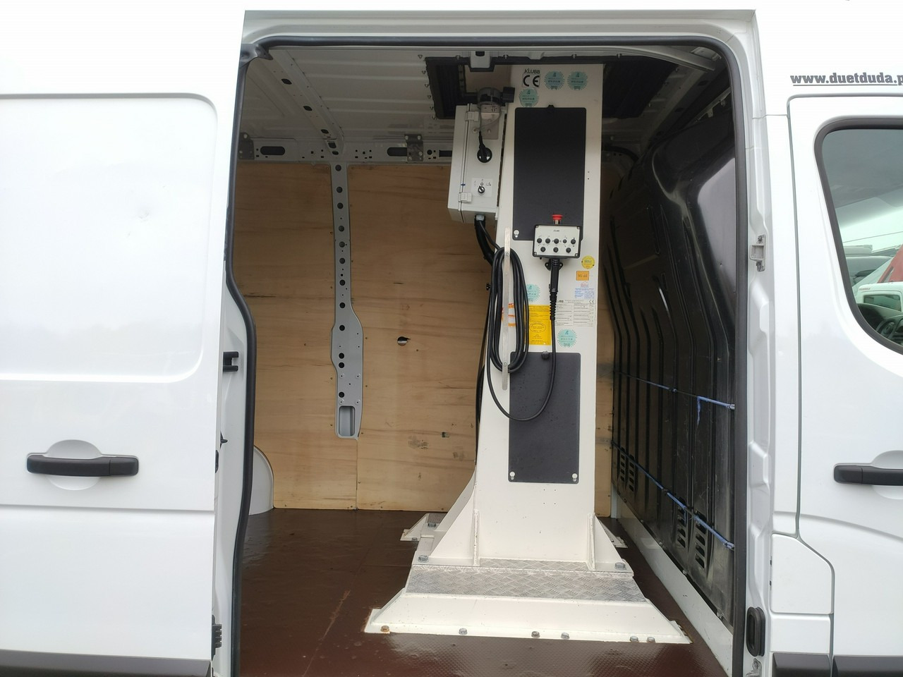 LKW mit Arbeitsbühne Renault Master: das Bild 14