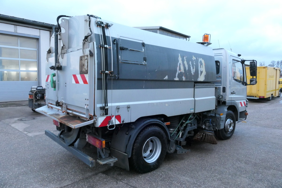 MERCEDES-BENZ Atego 1018 Rechtslenker Schmidt SK 500 R Rückfah - Kehrmaschine: das Bild 4 MERCEDES-BENZ Atego 1018 Rechtslenker Schmidt SK 500 R Rückfah - Kehrmaschine: das Bild 4