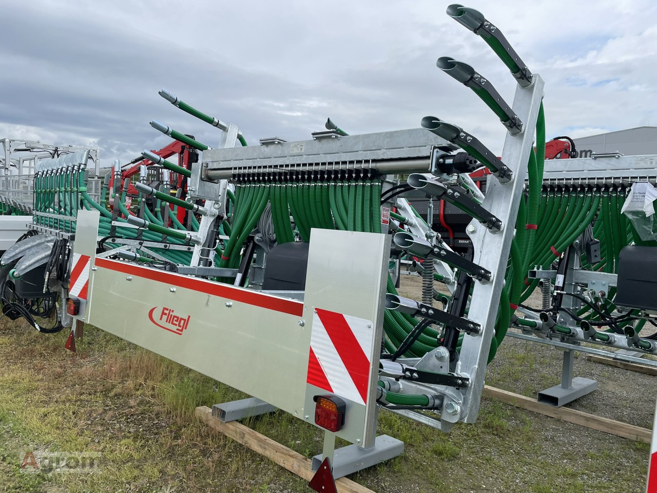 Fliegl Schleppschuhverteiler Compact 6,0 m - Gülleinjektor: das Bild 5 Fliegl Schleppschuhverteiler Compact 6,0 m - Gülleinjektor: das Bild 5