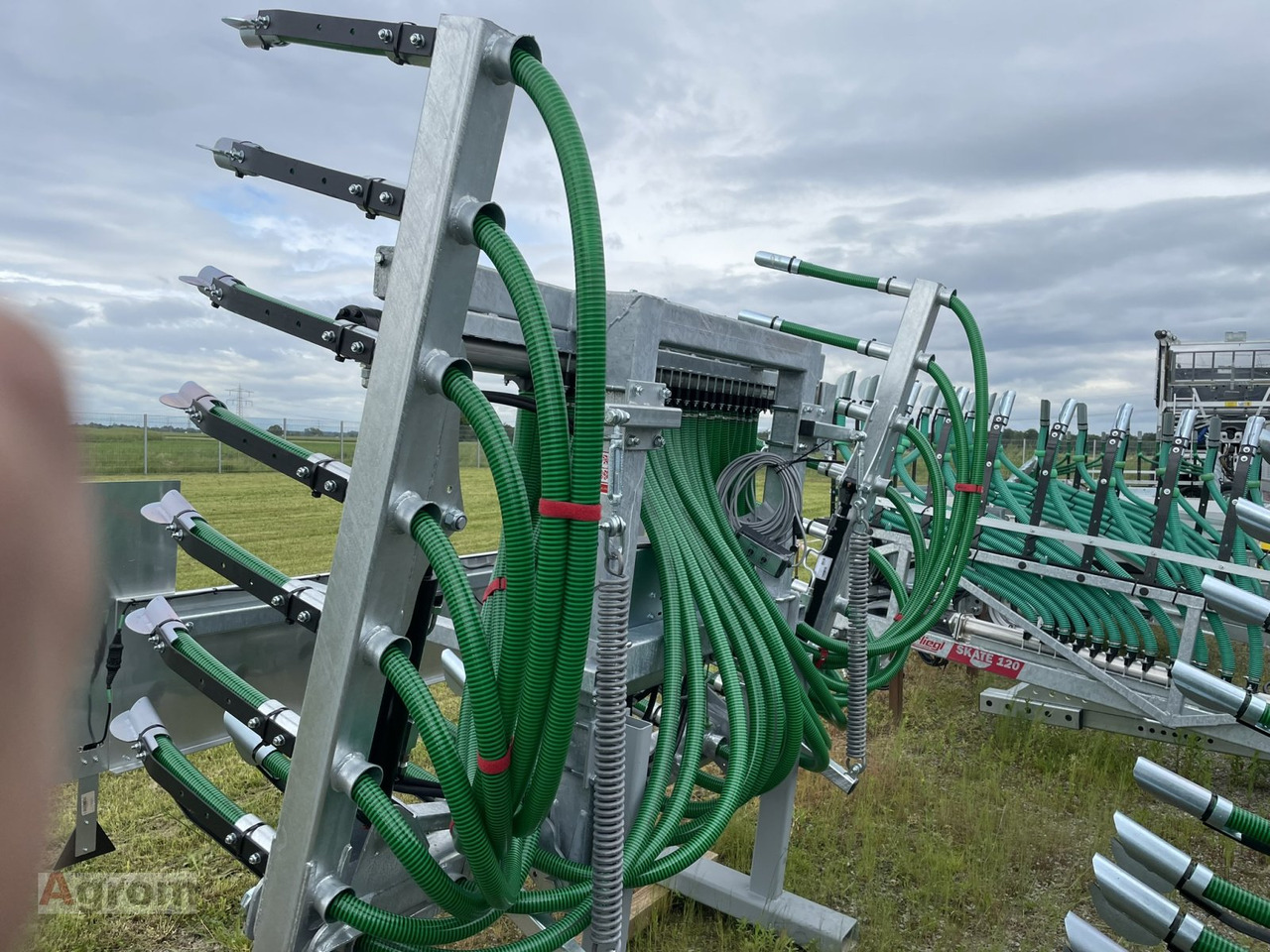 Fliegl Schleppschuhverteiler Compact 6,0 m - Gülleinjektor: das Bild 2 Fliegl Schleppschuhverteiler Compact 6,0 m - Gülleinjektor: das Bild 2