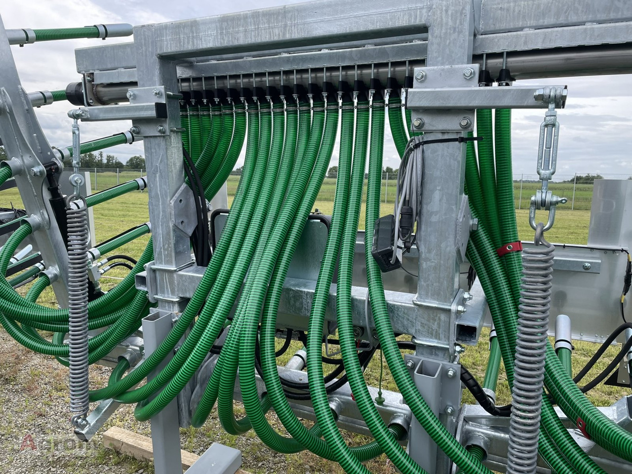 Fliegl Schleppschuhverteiler Compact 6,0 m - Gülleinjektor: das Bild 3 Fliegl Schleppschuhverteiler Compact 6,0 m - Gülleinjektor: das Bild 3