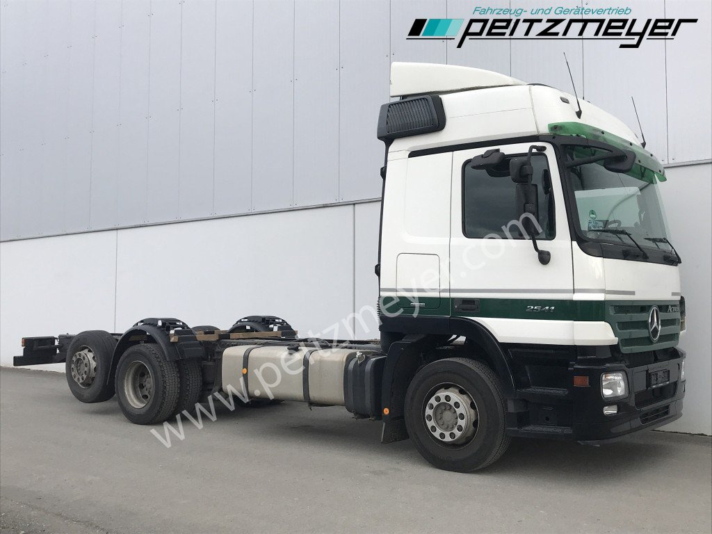 MERCEDES-BENZ Actros 2541 L Fahrgestell, 3 Pedale, MP2, Klima Blatt/Luft - Fahrgestell LKW: das Bild 2 MERCEDES-BENZ Actros 2541 L Fahrgestell, 3 Pedale, MP2, Klima Blatt/Luft - Fahrgestell LKW: das Bild 2
