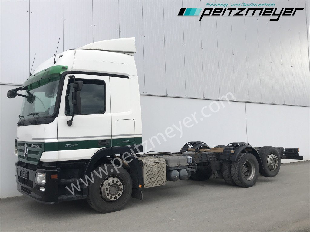MERCEDES-BENZ Actros 2541 L Fahrgestell, 3 Pedale, MP2, Klima Blatt/Luft - Fahrgestell LKW: das Bild 1 MERCEDES-BENZ Actros 2541 L Fahrgestell, 3 Pedale, MP2, Klima Blatt/Luft - Fahrgestell LKW: das Bild 1