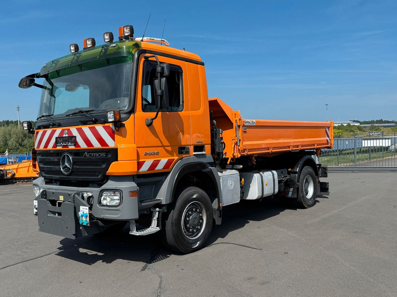 Mercedes-Benz Actros 2036 4x4 mit Dautel Wechselsystem E 5 - Kipper: das Bild 1 Mercedes-Benz Actros 2036 4x4 mit Dautel Wechselsystem E 5 - Kipper: das Bild 1