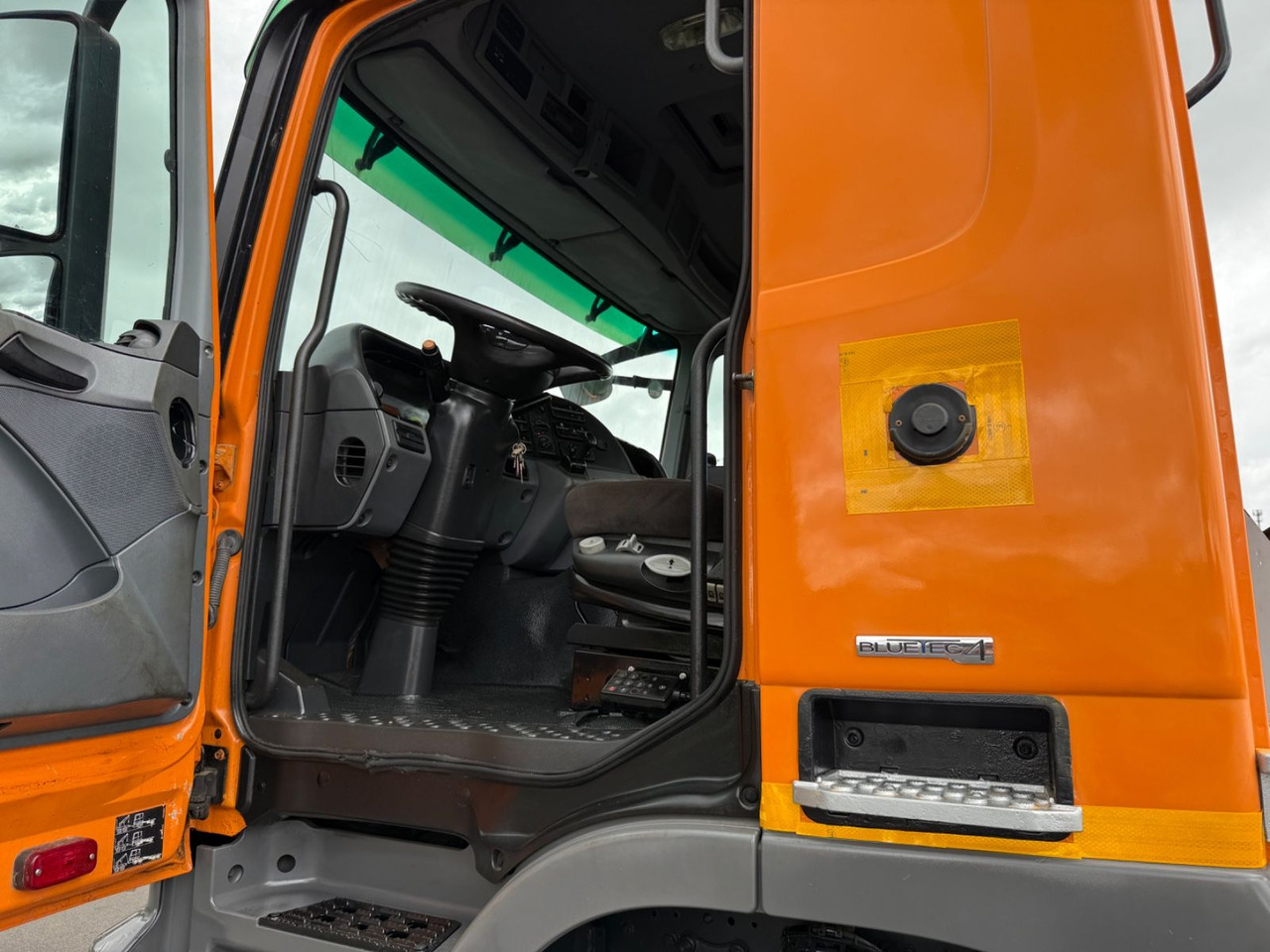 Mercedes-Benz Actros 3341 6x6 Hydraulikpumpe + Tank - Fahrgestell LKW: das Bild 3 Mercedes-Benz Actros 3341 6x6 Hydraulikpumpe + Tank - Fahrgestell LKW: das Bild 3