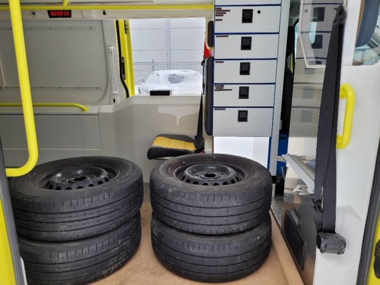 FORD TRANSIT 2,0TDI AMBULANCE KLIMA 4.2018 EURO 6, 3 UNITS - Krankenwagen: das Bild 5 FORD TRANSIT 2,0TDI AMBULANCE KLIMA 4.2018 EURO 6, 3 UNITS - Krankenwagen: das Bild 5